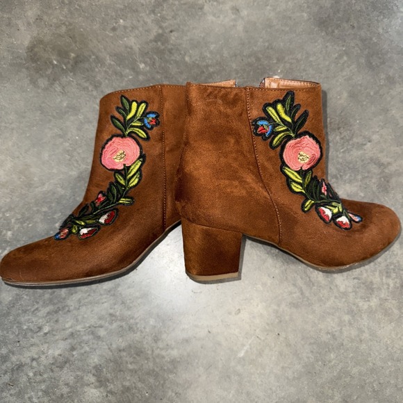 BAMBOO Shoes - Bamboo AUTUMN Floral Embroidery Block Heel Vegan Suede Ankle Boots Almond Bootie